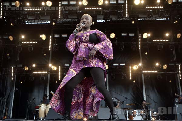 ANGELIQUE KIDJO - 2016-06-25 - PARIS - Hippodrome de Longchamp - Bagatelle - 